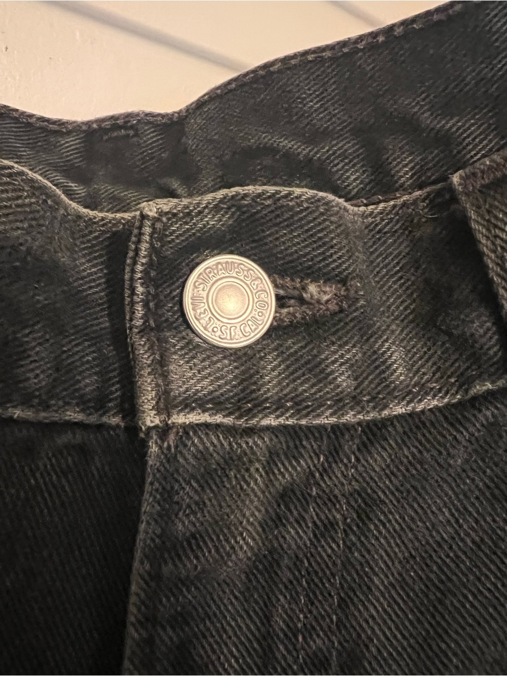Vintage Levi’s 550 Denim Cut Off Shorts Color Black - Women’s Size 6 or 8, W34 - Picture 3 of 5